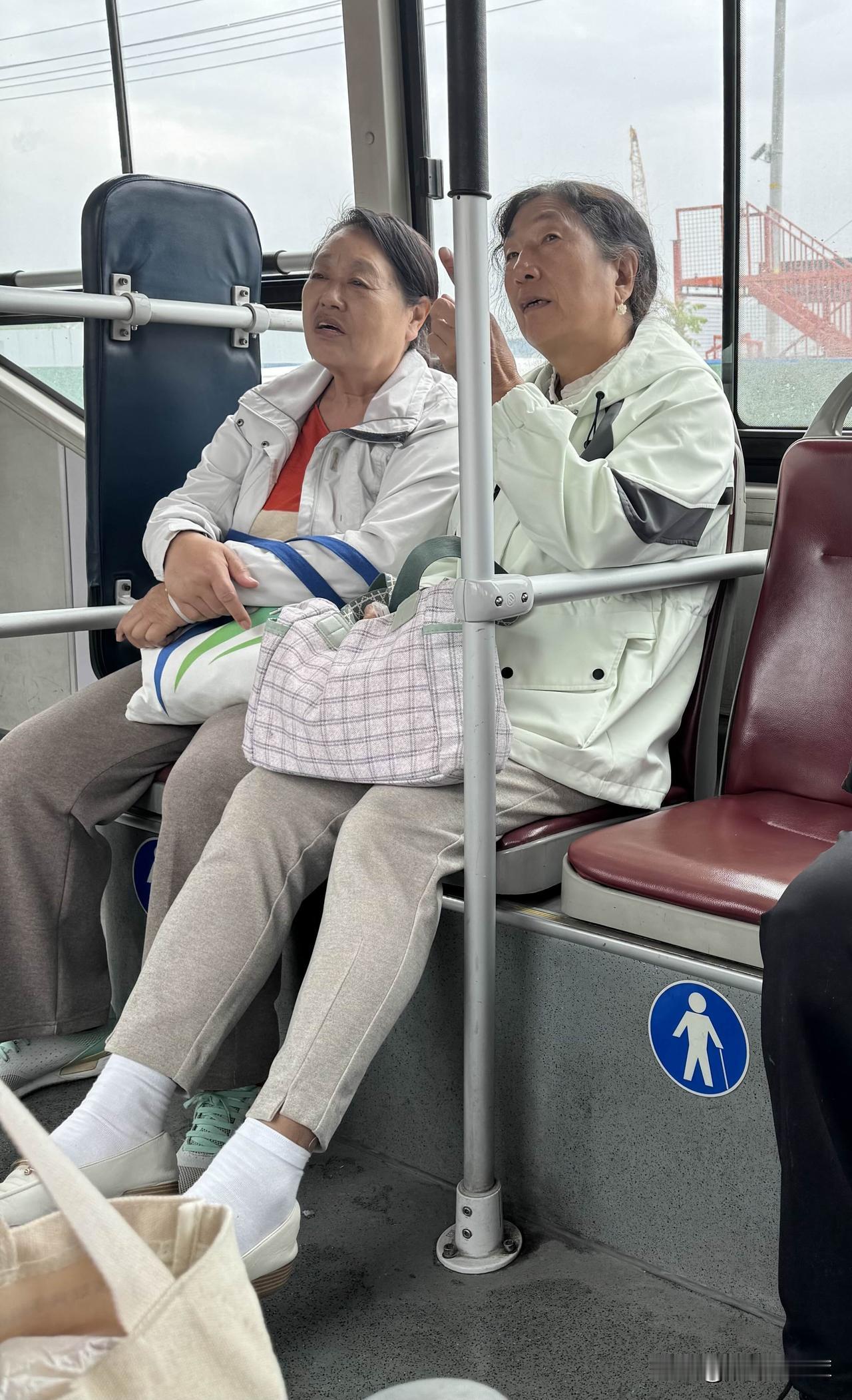 在北京乘坐公交车时间长了，发现一个我惊讶的事情。
只要是两个老北京坐在一起，年龄