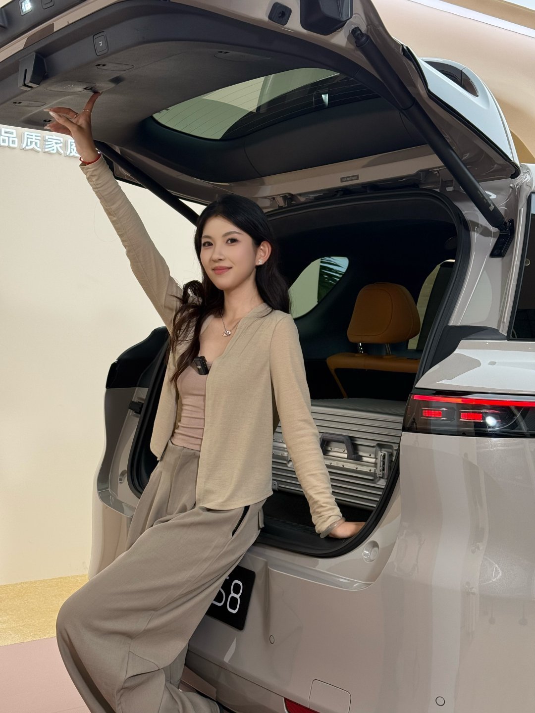 刚看完智己LS8发布会，全程听下来，我觉得这车完全是冲着品质家庭来的。 先说最实