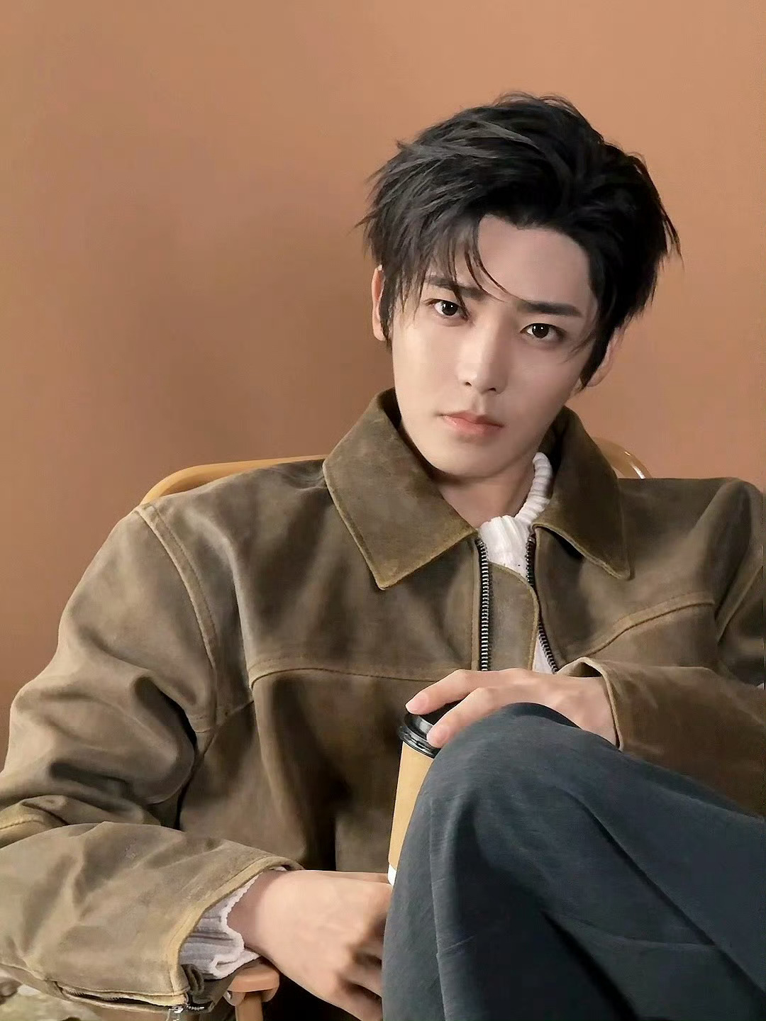 来看live图状态超好的大帅哥侯明昊，早秋穿搭很吸睛。 ​​​