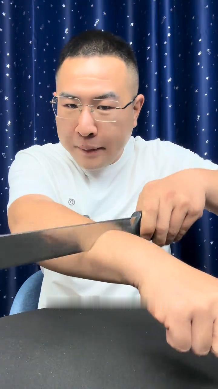 魔术大揭秘。
魔术都是假的。一把钢刀切在了我的手臂上方，但是手臂却没有任何的问题