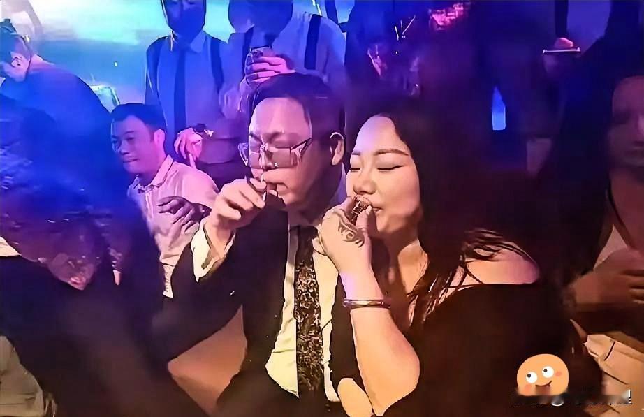 向太晕了！向太刚吐槽完小儿子“躺平摆烂”，5月8日向佑就光速上了热搜。

有网友