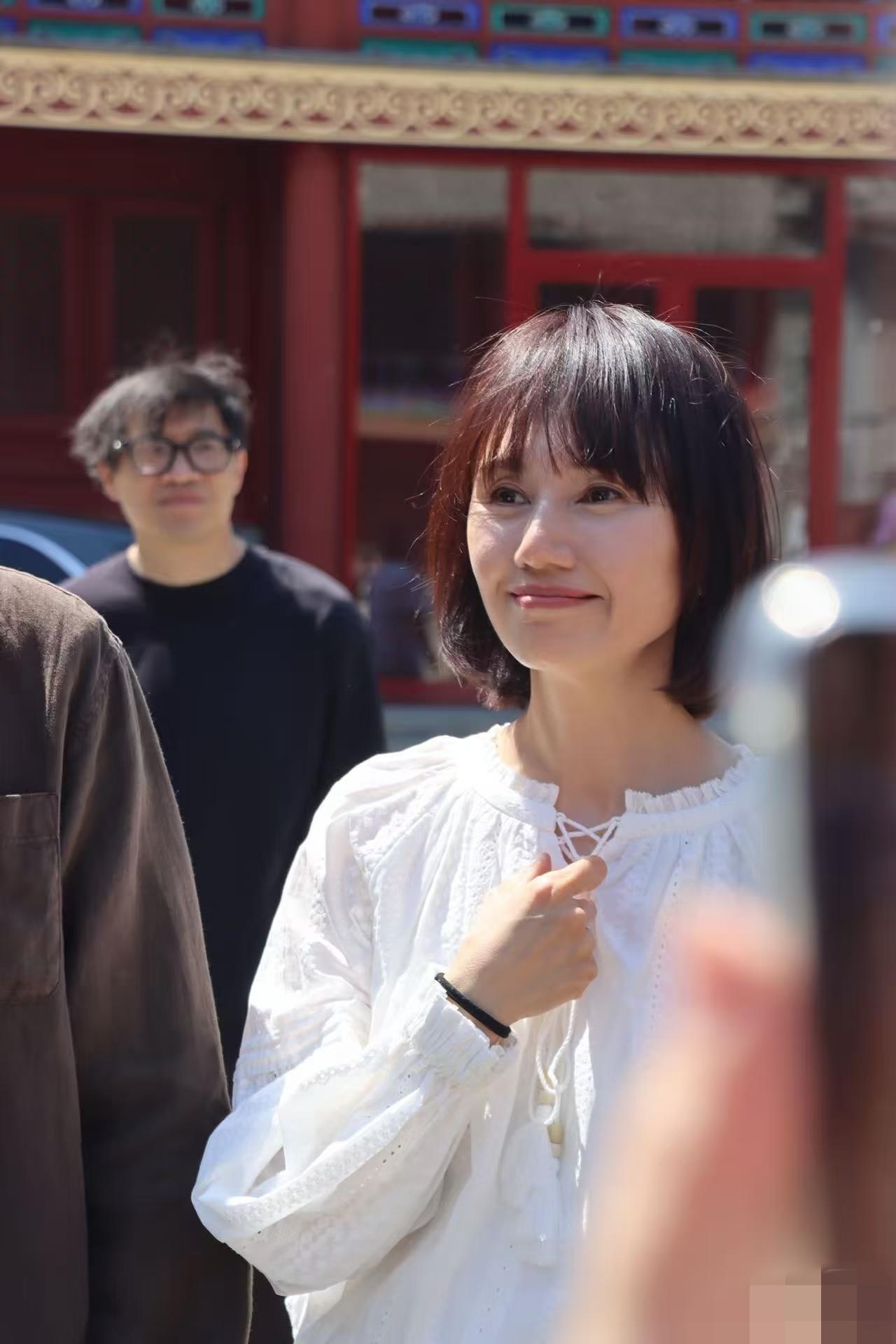 5月8日，袁泉现身北京国家大剧院畅谈对话剧《青蛇》复拍的感受，她染了棕色的头发，