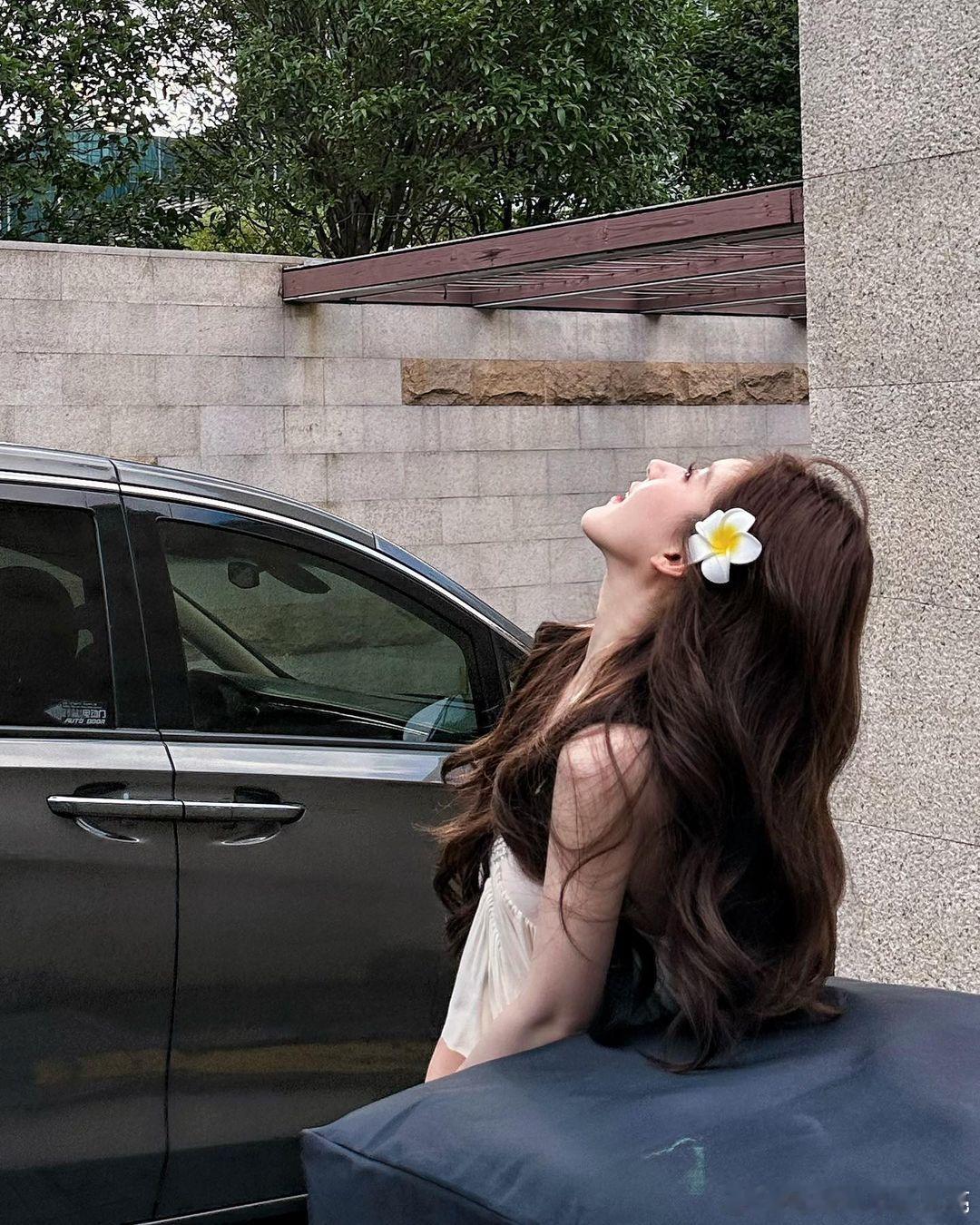 #赵露思粉丝发布会当头一蚌# 发布会现场送蚌，赵露思真是太宠粉了！看着粉丝们现场