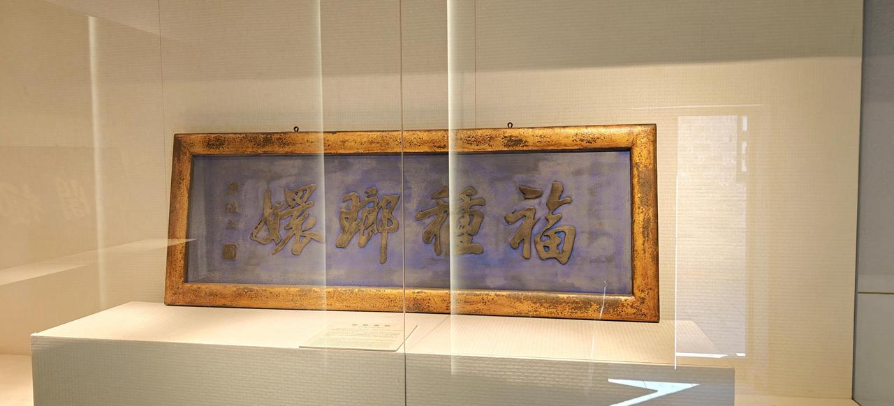 1900 年，慈禧狼狈逃窜至山西首富乔家，临行时，慈禧让乔家借她 10 万两，乔