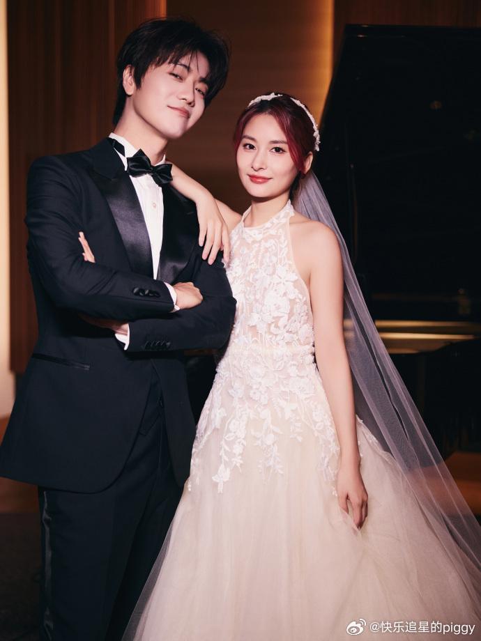 #0713出发陆虎婚礼# ​ 陆虎、陈曌旭明日在丽江举办婚礼，0713出发机场去