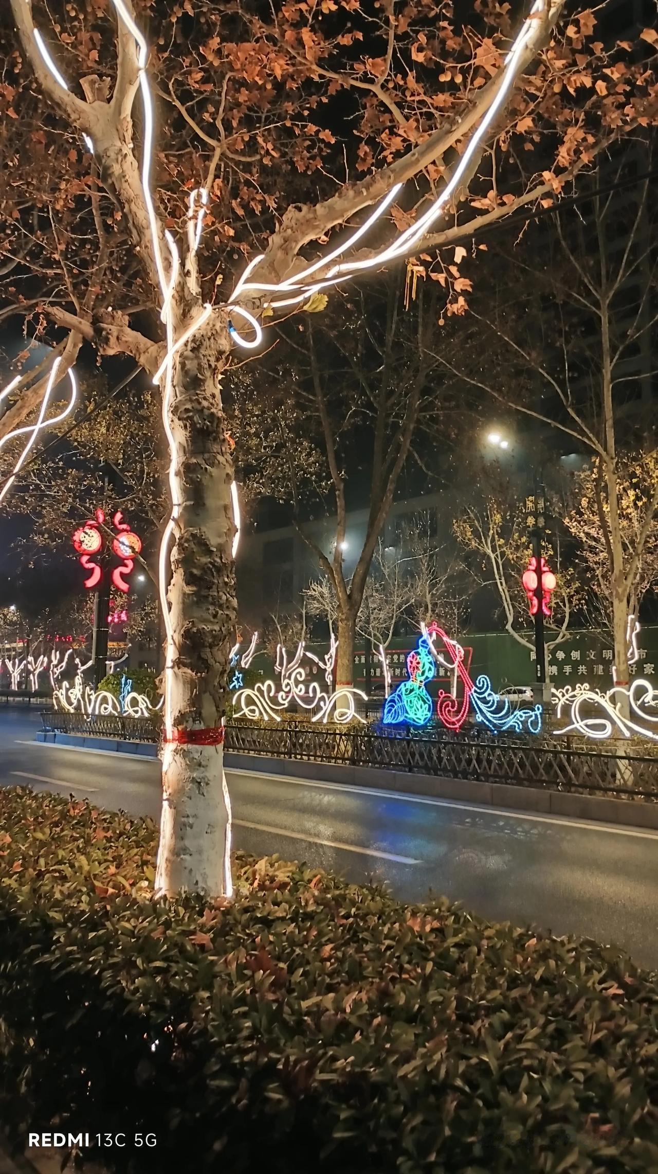 这里是开封大梁路的夜景，这条路往西直通郑州市，位置在开封城西，东西走向。这条大梁