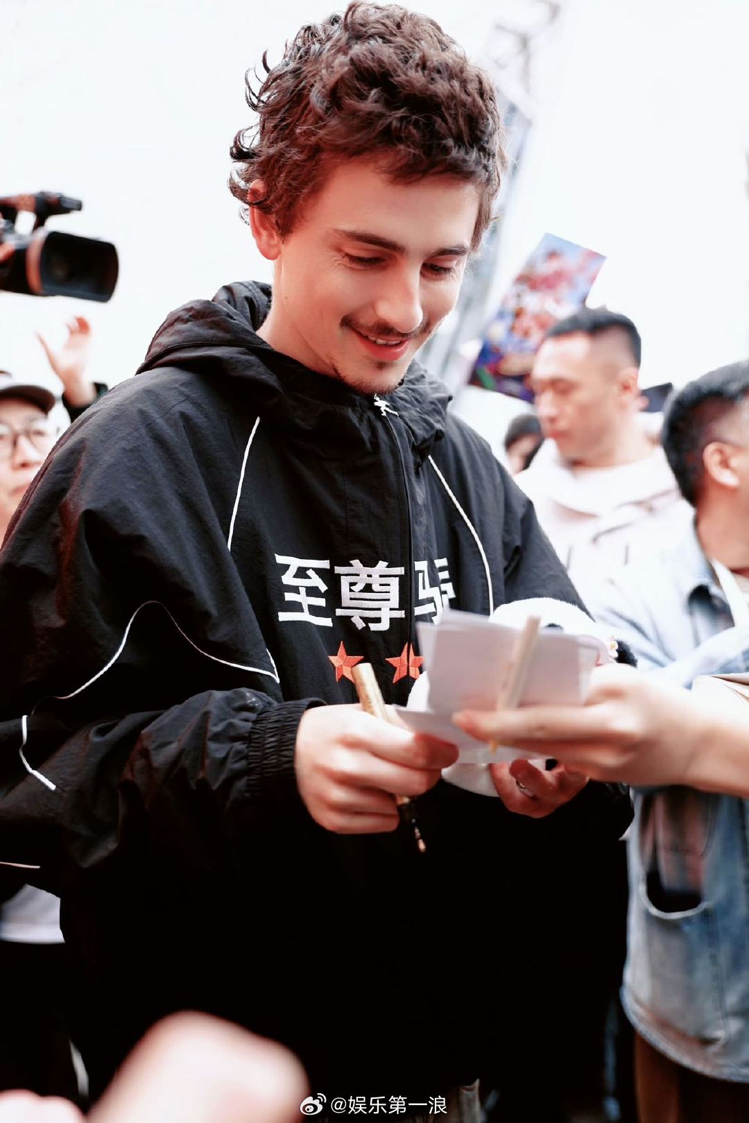 甜茶在中国相亲市场的三大优势甜茶回应被成都爷爷打爆 新浪娱乐原创视频栏目《一日光