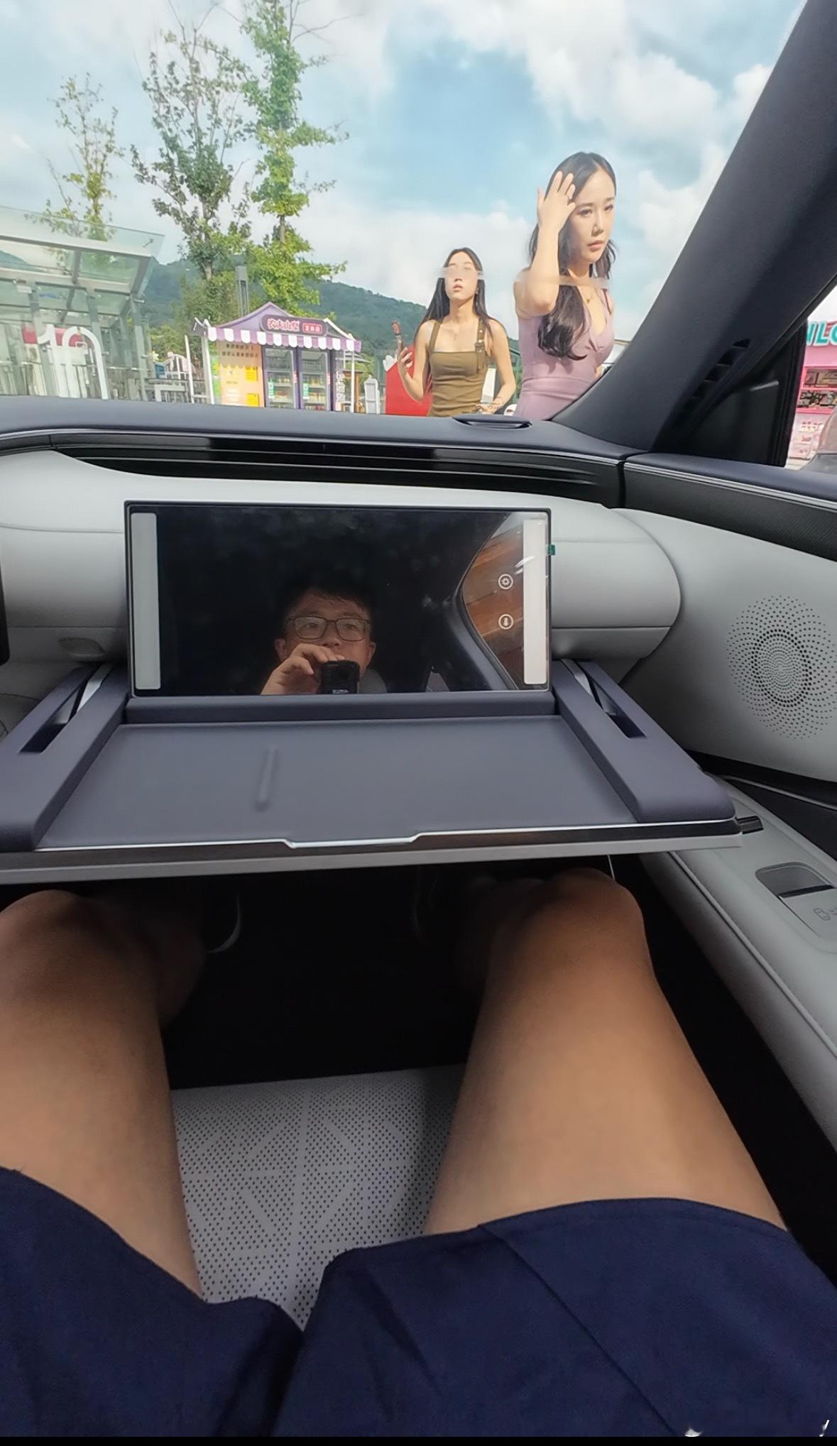 副驾有梳妆台的车不多吧，镜子竟然还能调冷暖色！这是什么车？ 
