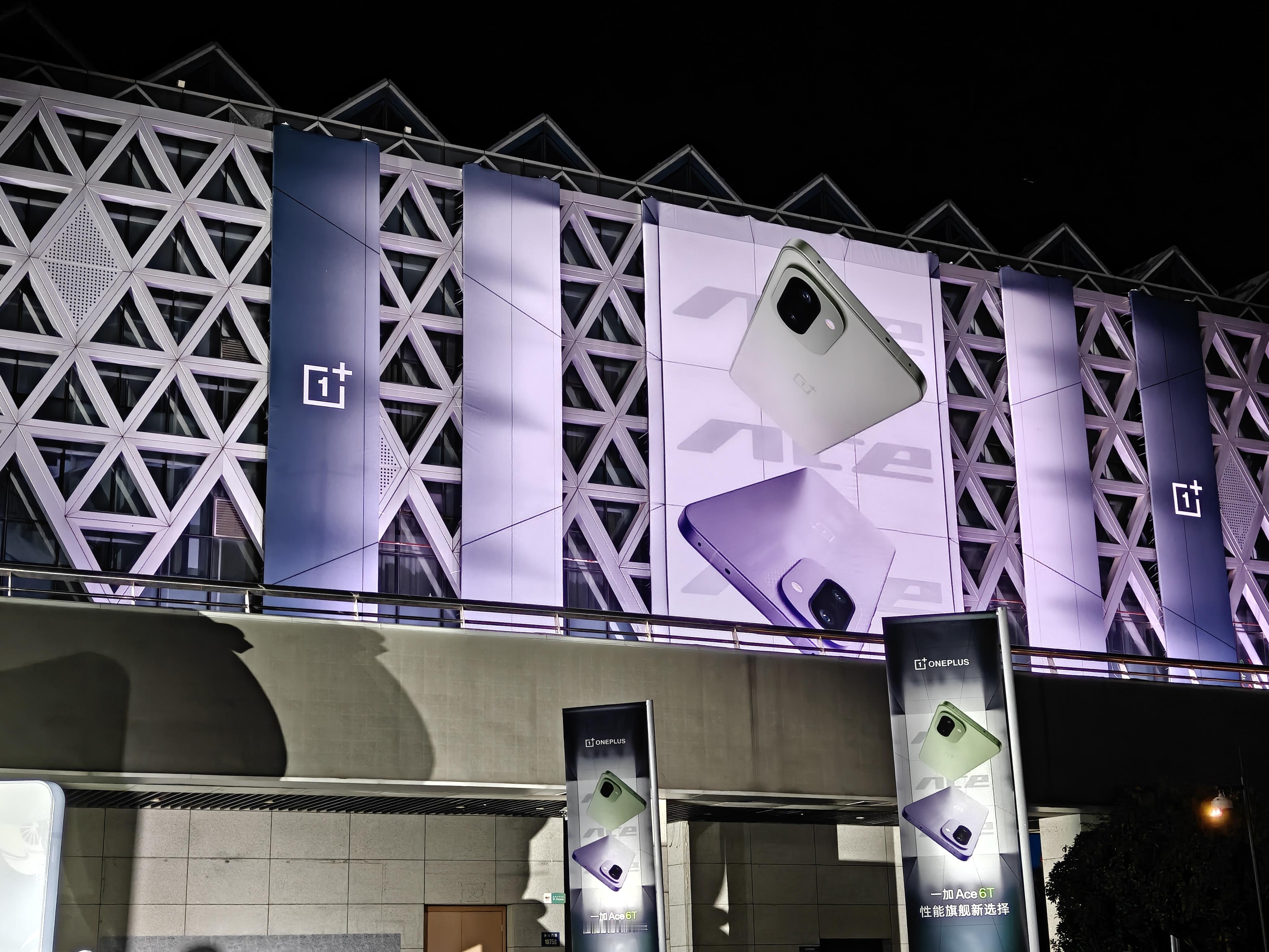 抵达一加Ace6T 发布会现场，一如既往现场还有cos的小姐姐科技数码
