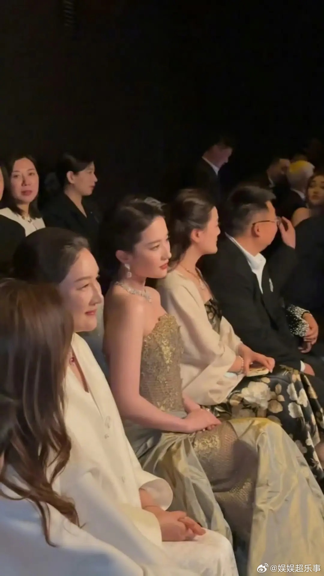 身着Miss Sohee 2026春夏高定，刘亦菲依旧解锁该季高定国内首穿 