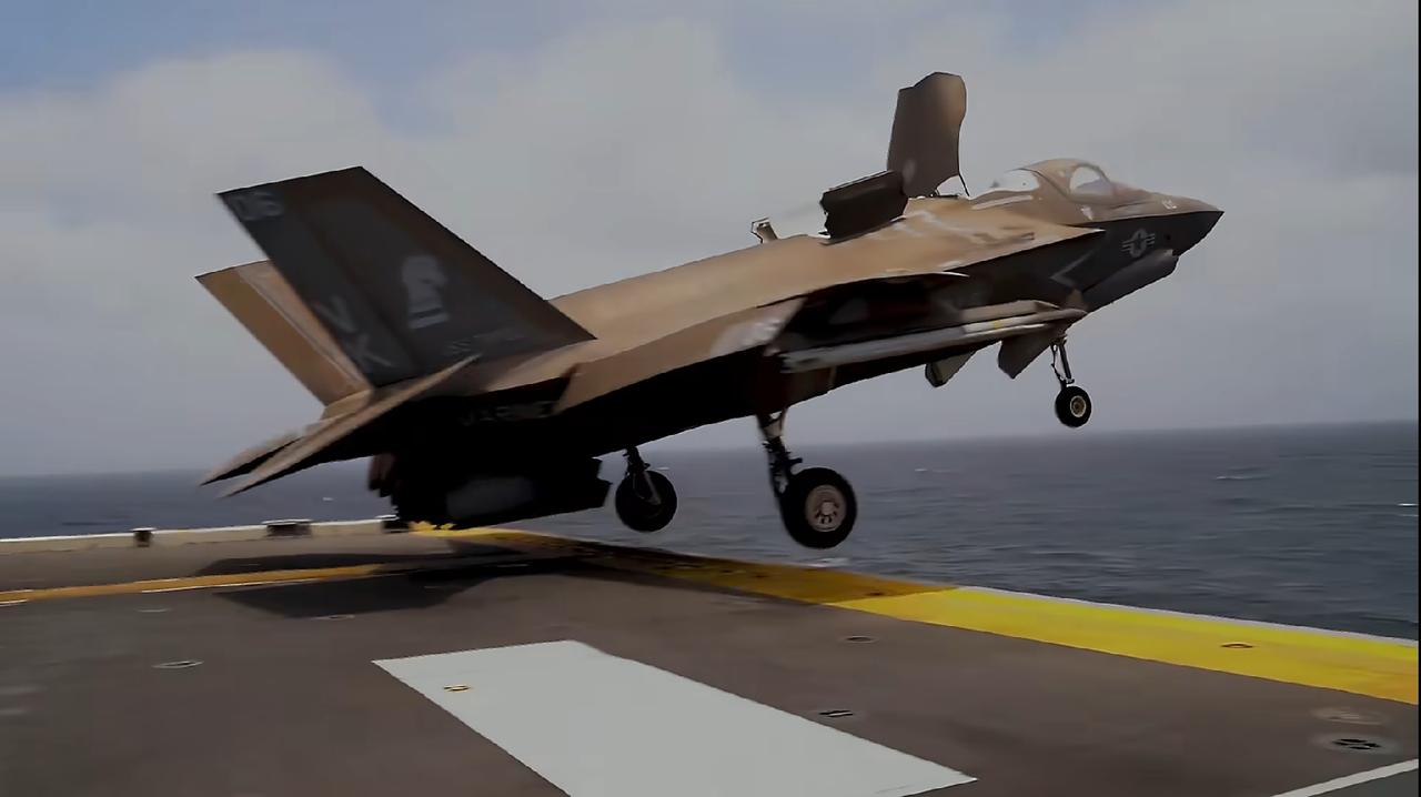 美国海军“的黎波里”号两栖攻击舰搭载的海军陆战队F-35B隐身战斗机蒙皮已经褪色