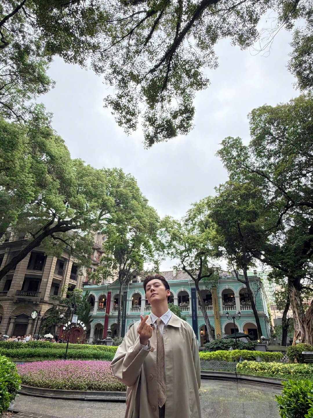 陈伟霆 不是应该扑过来吗 近距离碰面趣味互动不断，陈伟霆主动凑近想要闲聊，一句调