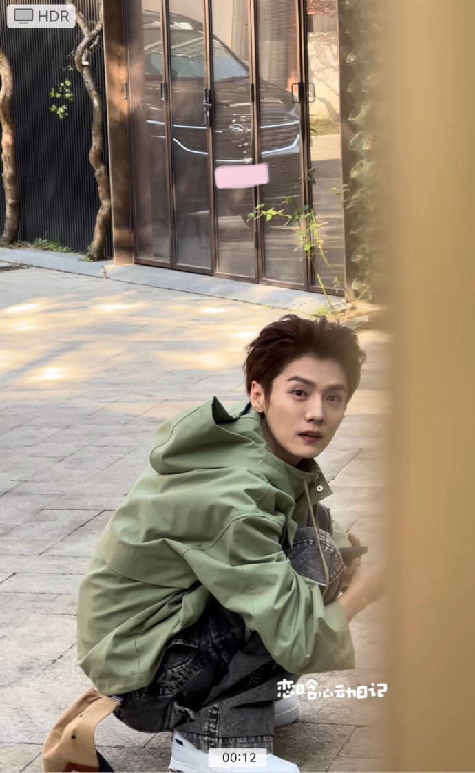 鹿晗[超话]  鹿晗绿衣红发  果然没有什么造型是鹿晗不行的，帅疯了， 拍小猫也