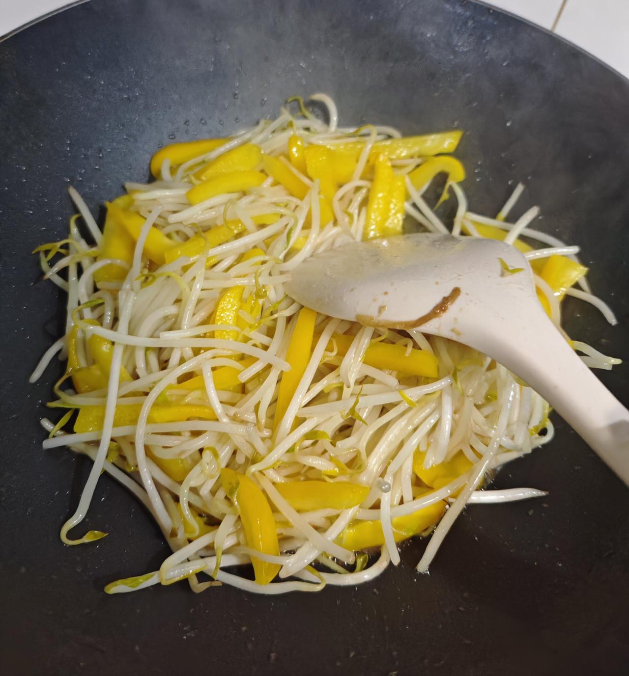 我的今日状态：😁轻松愉快
我这里的天气：☀️晴天
每天都是三个菜，两个人有一点