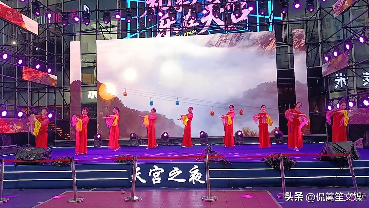 七言古风/舞台雅韵兰花妍

王须宝

健身娱乐参赛频，姐妹登台抖精神。
步履轻盈