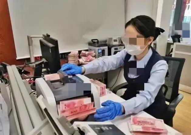 云南，一男子用现金2.5万元给供货商转货款，不料，供货商却打来电话，说转了25万