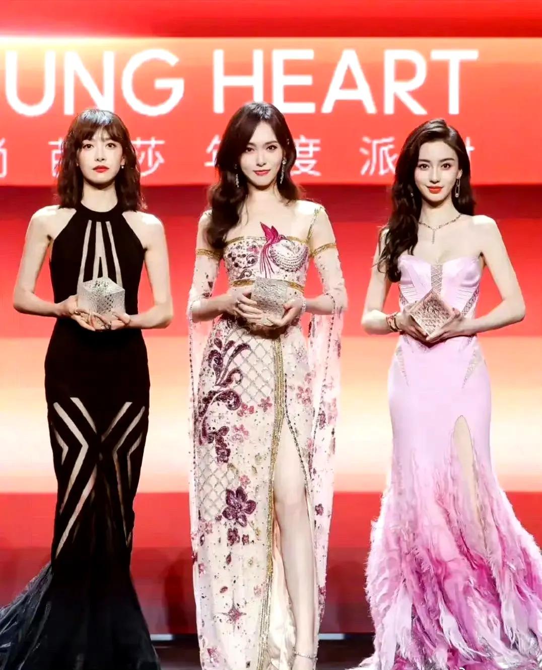 宋茜、唐嫣和鼻姐同框照：
身高上唐嫣赢了；
身材上宋茜赢了；
颜值上鼻姐赢了；
