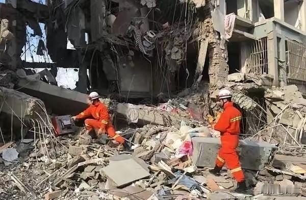 钢炉爆炸，是添加炉料有大量水分，水包钢还是钢包水？是进入高温钢水产生大量水蒸气，