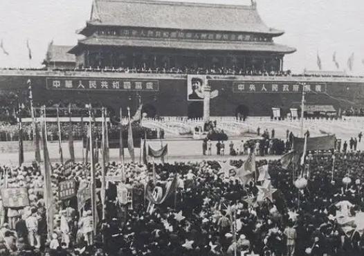 中国革命能成功，绝对不是毛主席一个人的功劳，是千千万万先烈和英雄一起拼出来的，这
