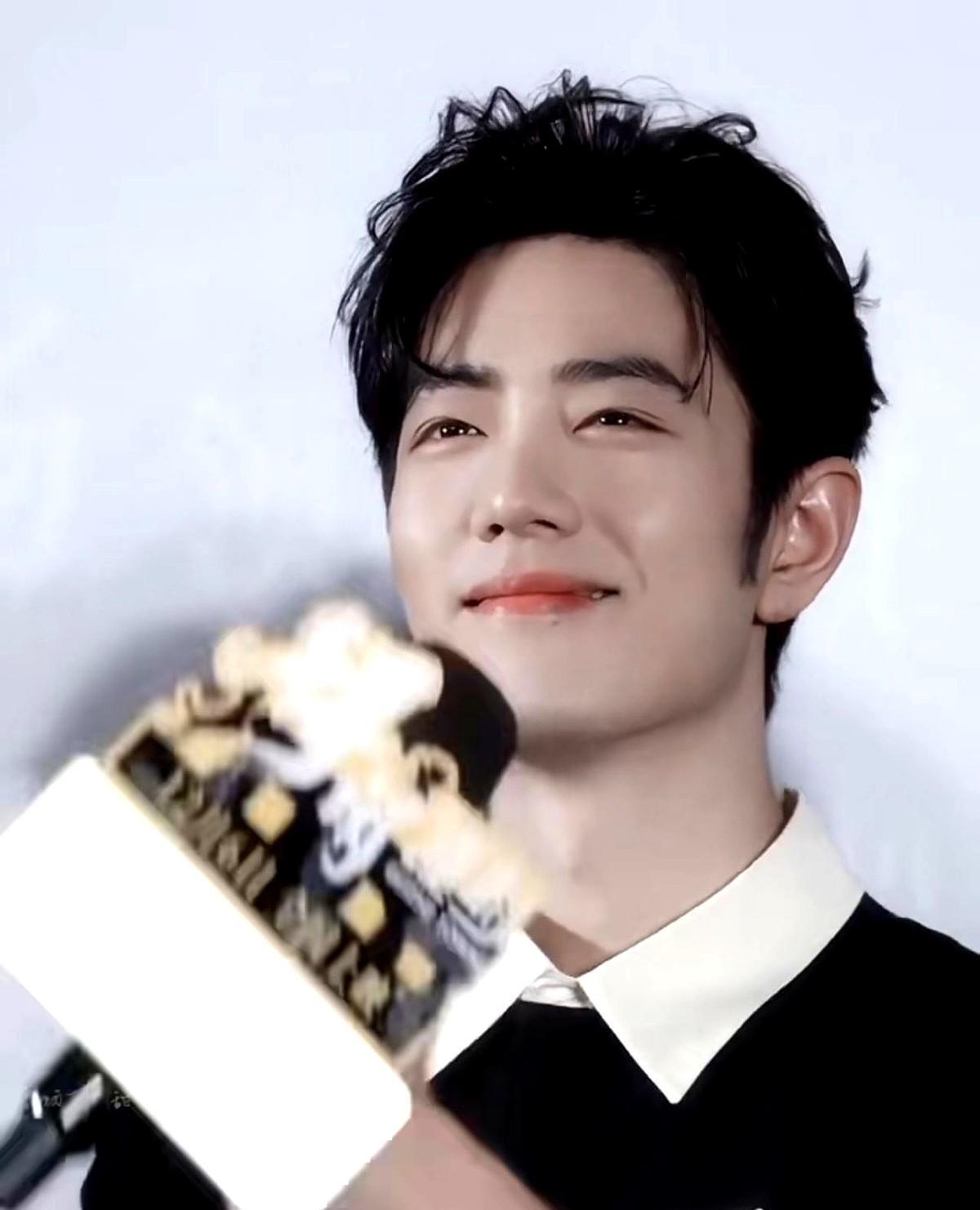 他太“笨”了，笨到不像个演员。
你见过拍完自己戏份还不走的演员吗？
他留在监视器