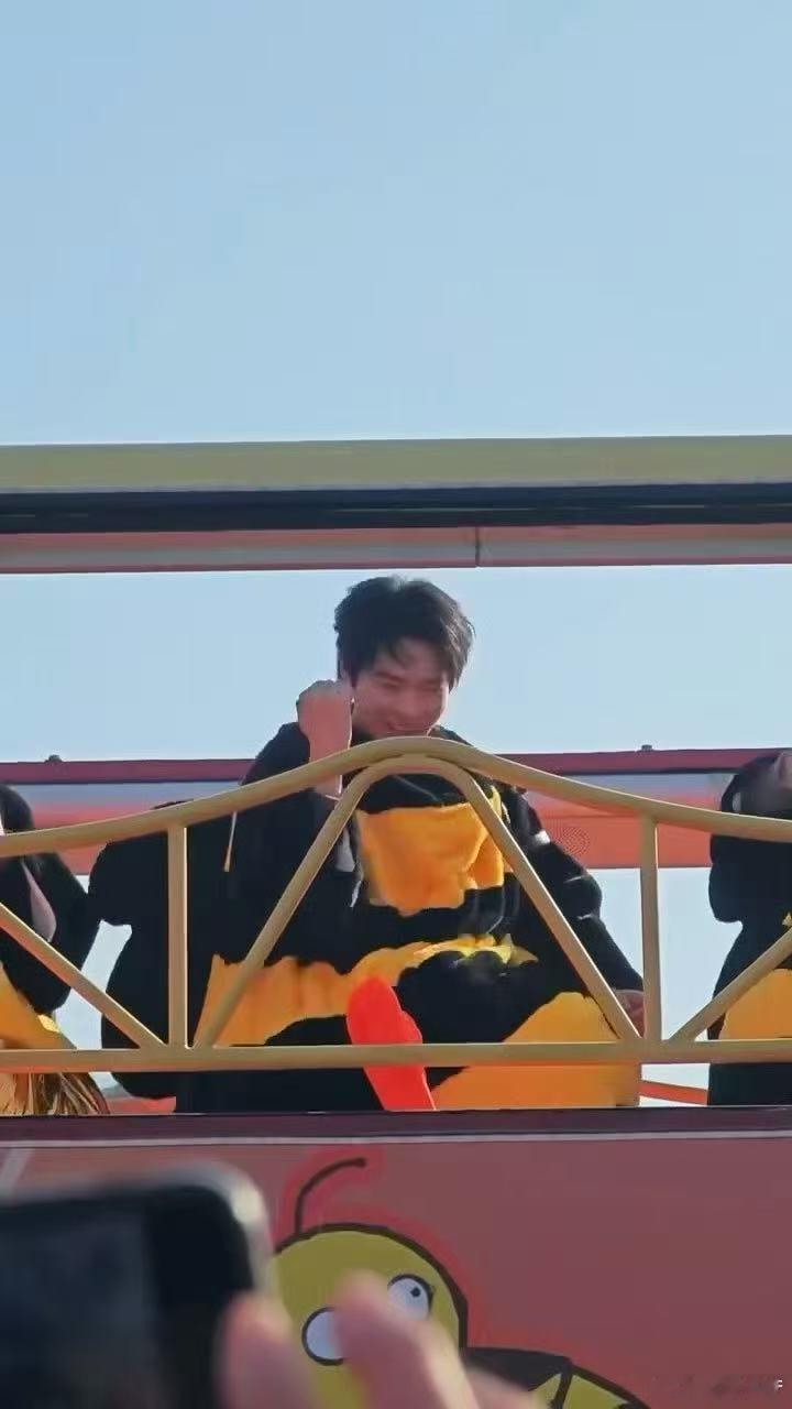 魏大勋一个卖力跳一个卖力叫魏大勋的反差萌绝了！萌萌小蜜蜂秒变热舞帅哥，帅到犯规～