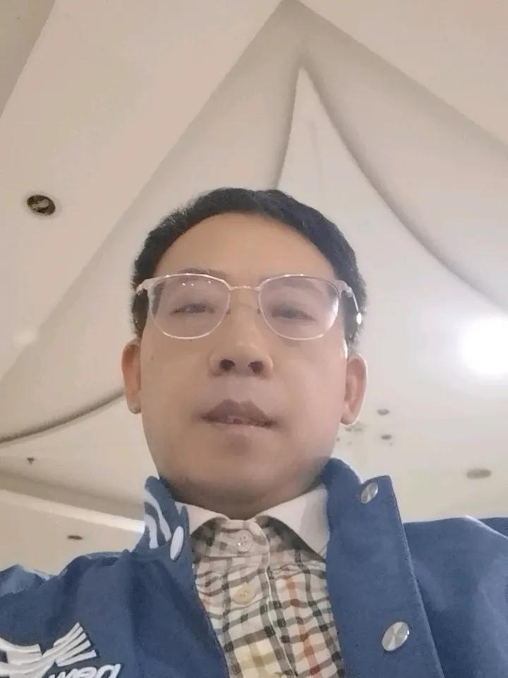 庆五一——《生活浅吟》之八十五
今天是五一节第一天，出门逛逛，人是真多啊，看来人