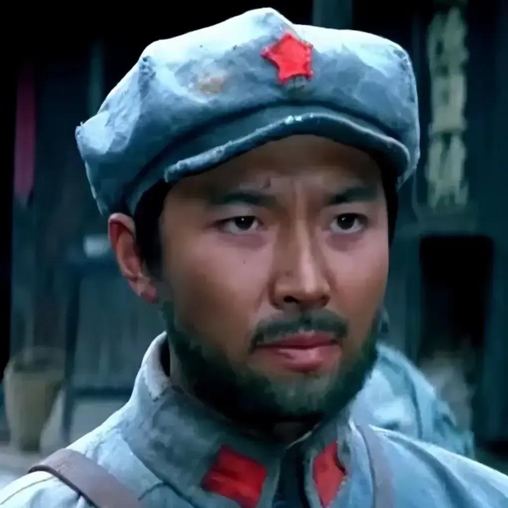 图上的这几张剧照，大家熟悉吗？资深老影迷一定会认出他是谁，他是八十年代的电影明星