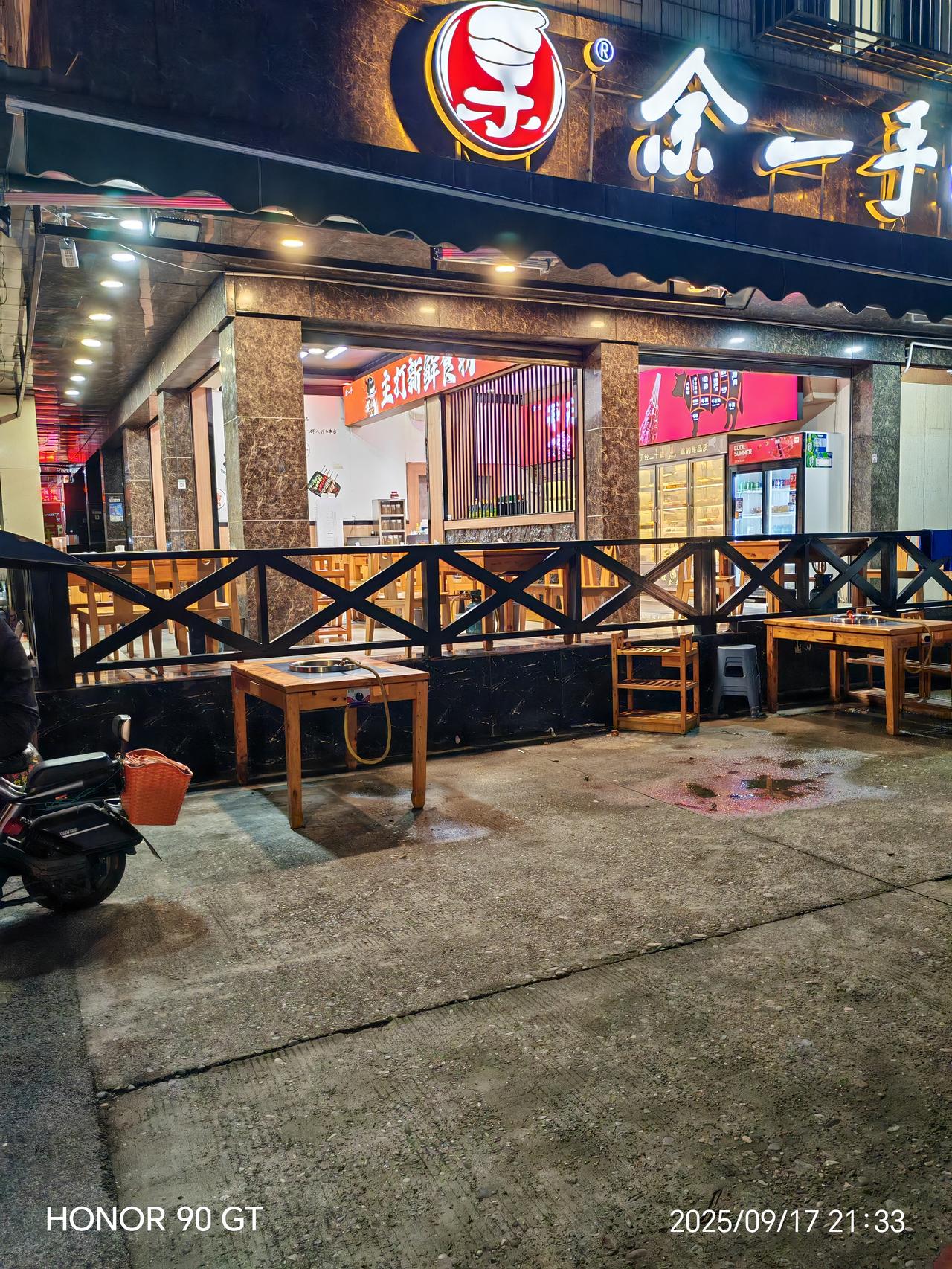 今年餐饮市场那叫一个惨淡。不管是大的连锁餐厅，还是街边小吃摊，都寒意十足。以前做