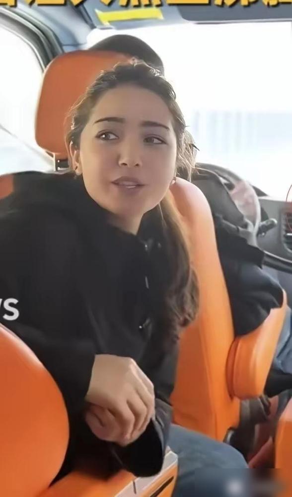 炸了！新疆导游为台湾同胞介绍天山胜利隧道时说：因为人民需要这样一条好走的路，祖国