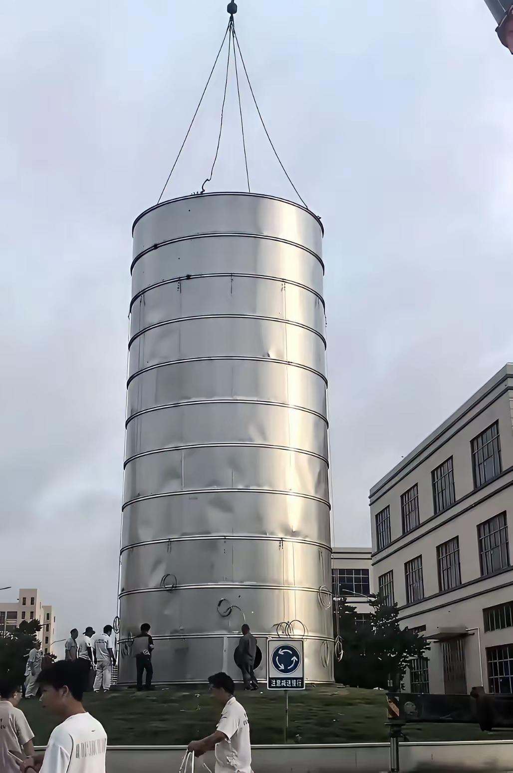台风来了

​台州温岭的老板为了保护他这棵估价1200万的罗汉松，专门定制了这个