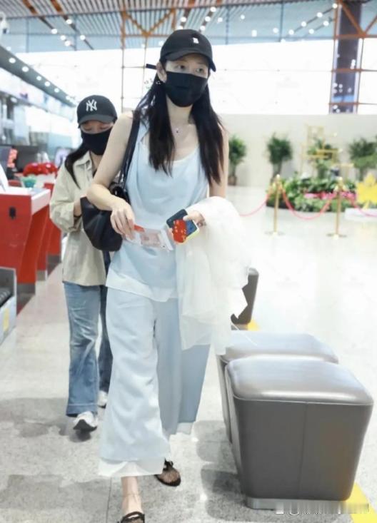 王鸥现身机场，一身穿搭清爽十足，满满夏日氛围感；皮肤细腻紧致，状态绝佳，待人温柔