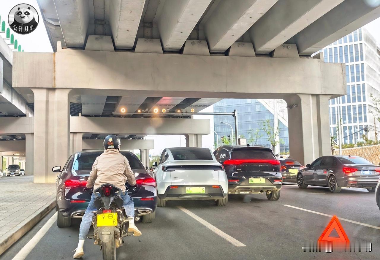 一个人的任性，把路堵了至少半个小时。有些人总以为，打不打转向无所谓，有没有空档也