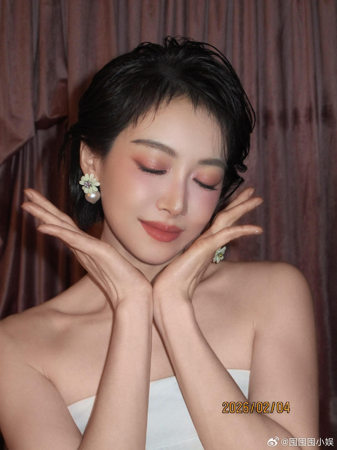 宋茜粉系微醺妆王亚飞给宋茜化的粉系微醺妆，这腮红就像是皮肤里透出来的气色感。宋茜