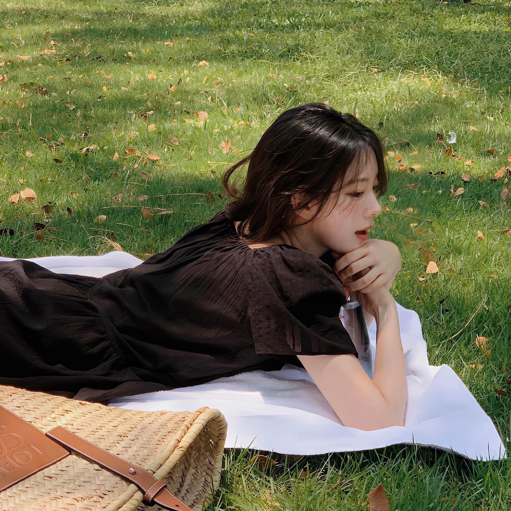 “人类靠着幸福边角料 也可以活得很潇洒”-𝙒𝙚𝘾𝙝𝙖𝙩女生头像背景套