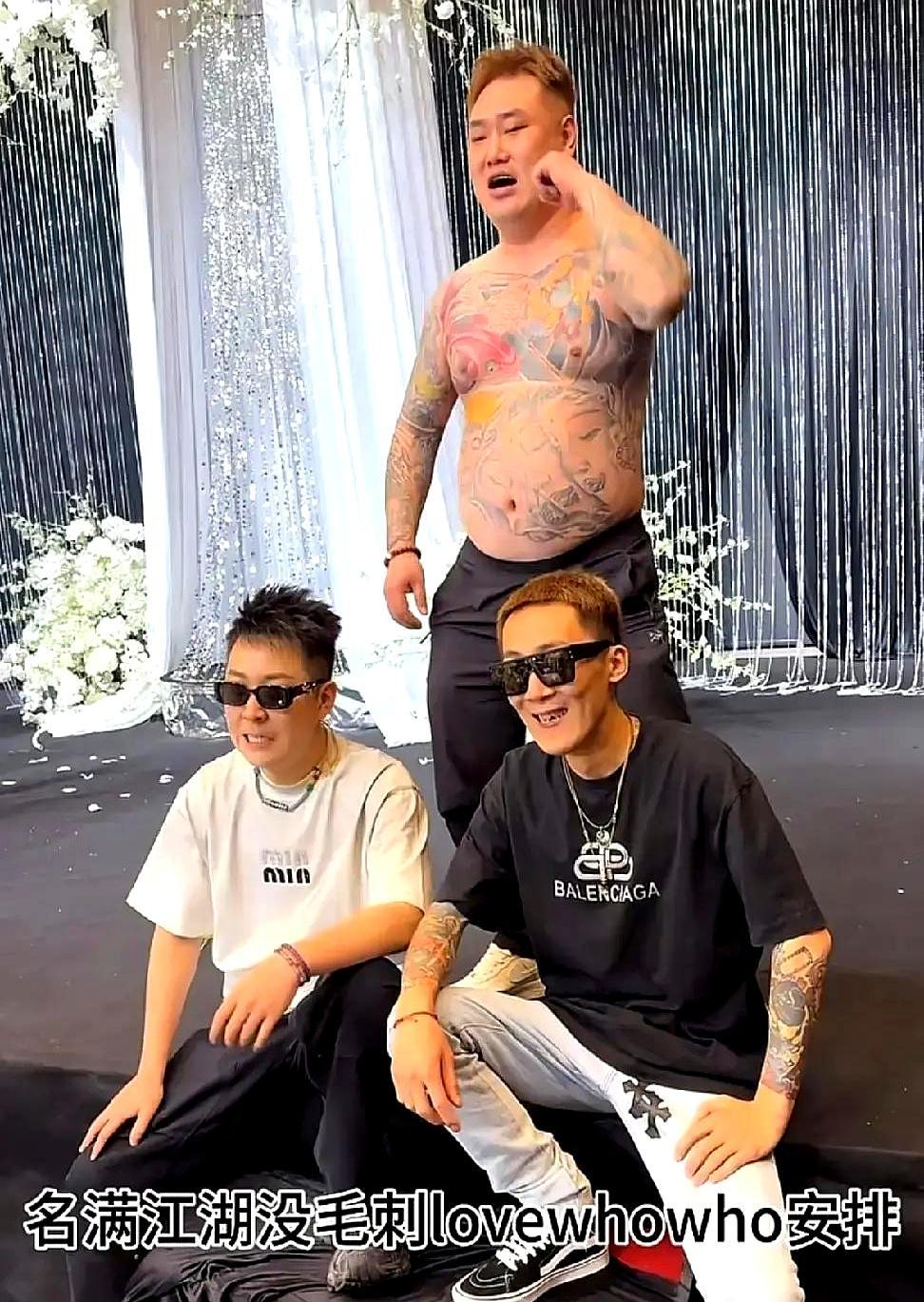 一千五百万现金砸在桌上，李舒克连眼皮都没抬一下，转身回了老家。
 
东方阿保当年