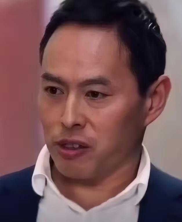 澳大利亚著名的反华教授李约翰，在节目中发表自己的反华观点时，主持人突然对他说，如