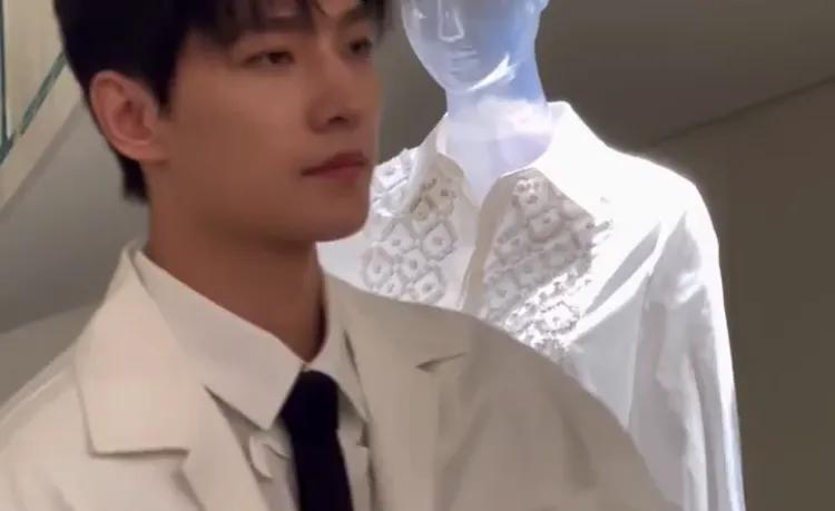 我不追星，明星演员也只是一份工作而已，那些质疑他身材的人，柠檬精小酸枣，请问五五