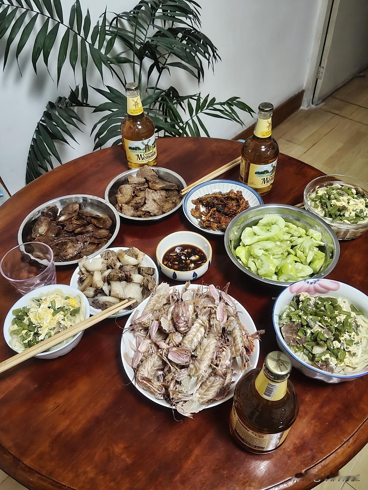 都说烟台和大连是一家，看看儿子从大连回家休探亲假媳妇做的晚餐，烟台和大连的生活习