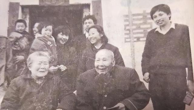 1933年，一对红军夫妻在执行任务时失散，女人受了重伤，54年后，她去菜市场买菜