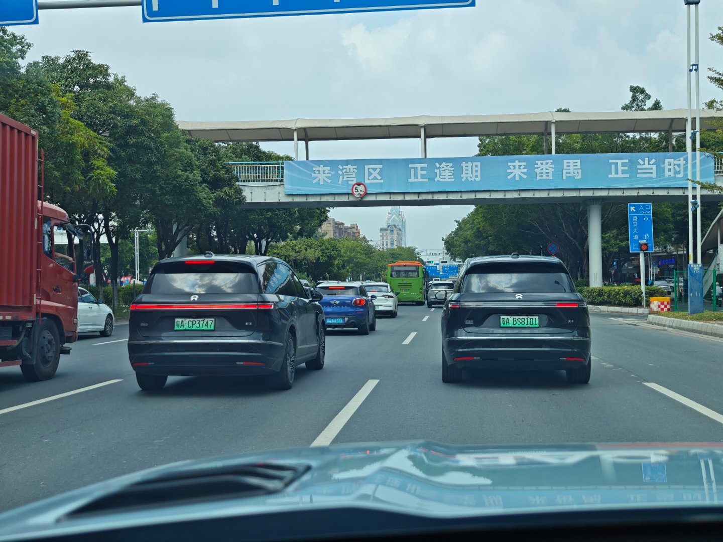 路上新es8的能见度真的很高，小区楼下都好几台了~蔚来es8