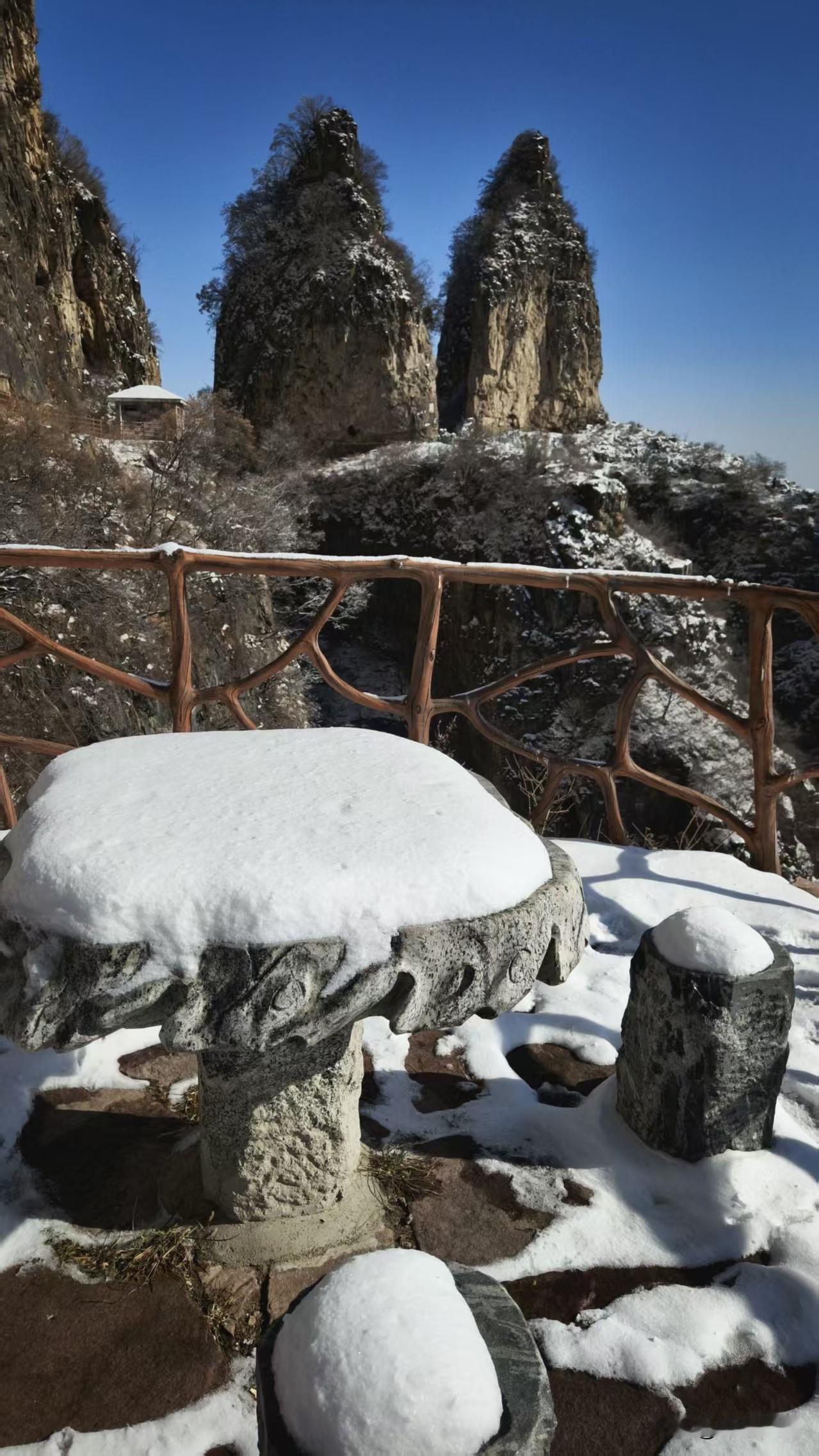 小雪过后，王莽岭双乳峰再现雄姿，图为双岭路上双乳峰景色/2025年12月