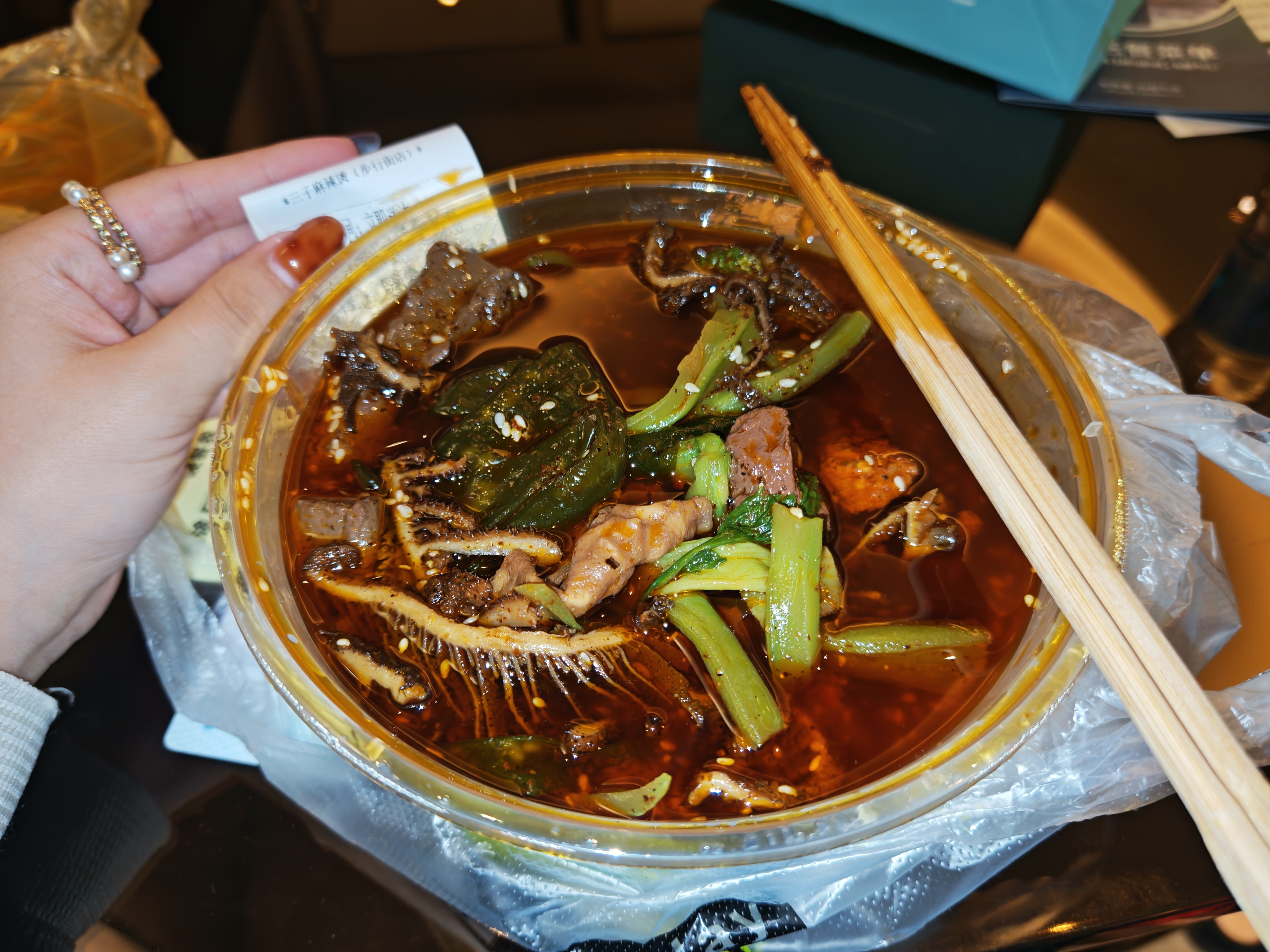 来芜湖出差了，今日份美食甜辣口的麻辣烫甜口的红皮烤鸭【都好好好吃[舔屏]】芜湖还