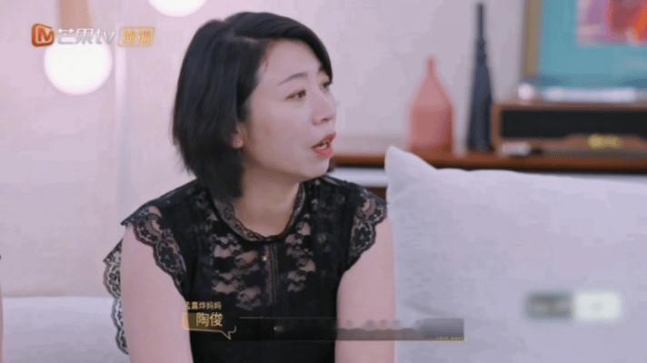 芒果恋综孩子约会妈妈背后蛐蛐孩子们外出开启甜蜜约会，留守的妈妈们立刻凑在一起开茶