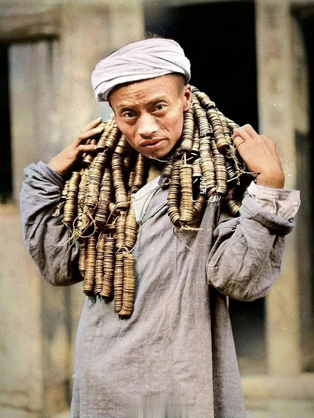 1914年，四川。出门做买卖的盐贩子。 ​​​