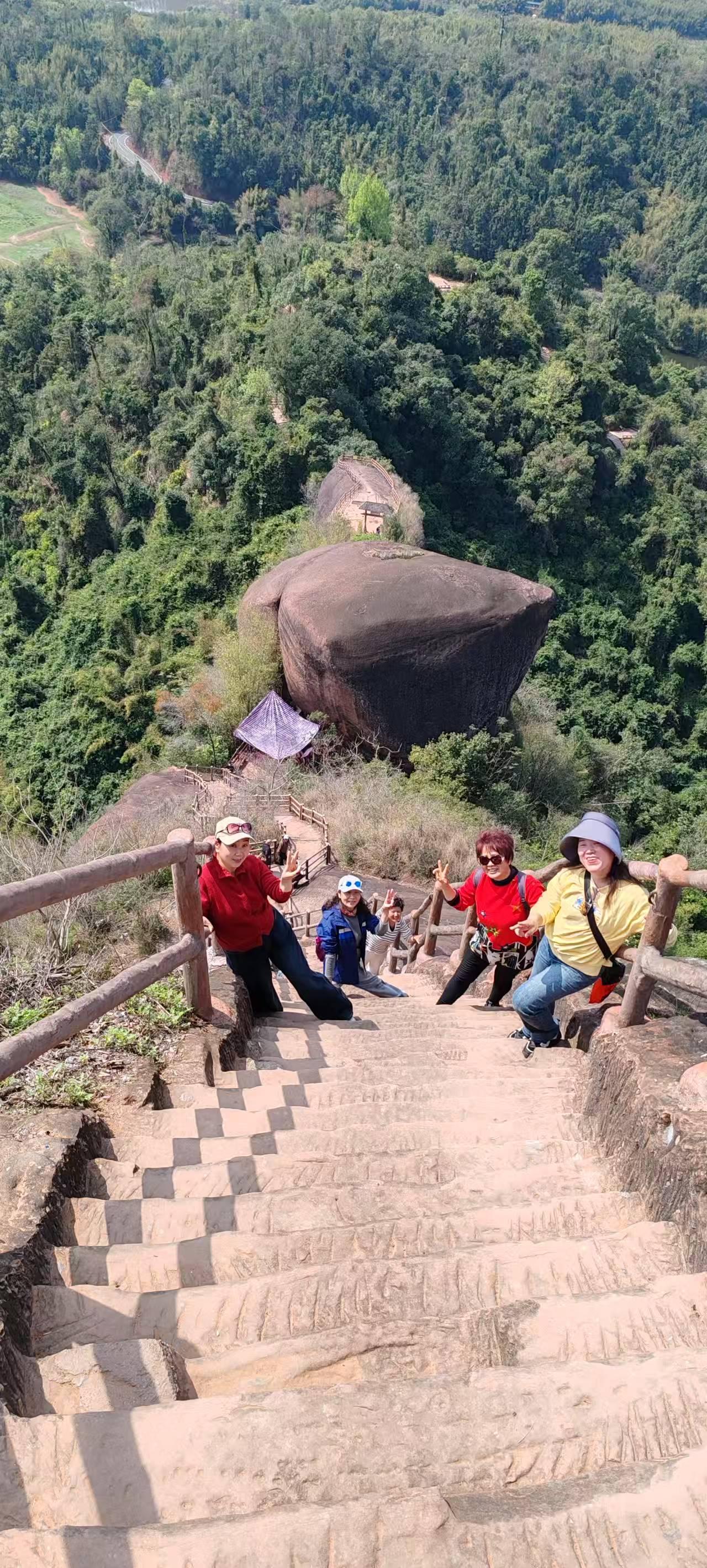 韶关丹霞山景区阳元山景点，这段山路爬山，需要手脚并用韶关登山 [灵光一闪][灵光