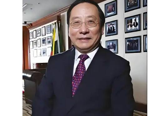 以前真觉得像高志凯这种级别的大佬，出去参加活动肯定是国家派专机、配着完整团队，前