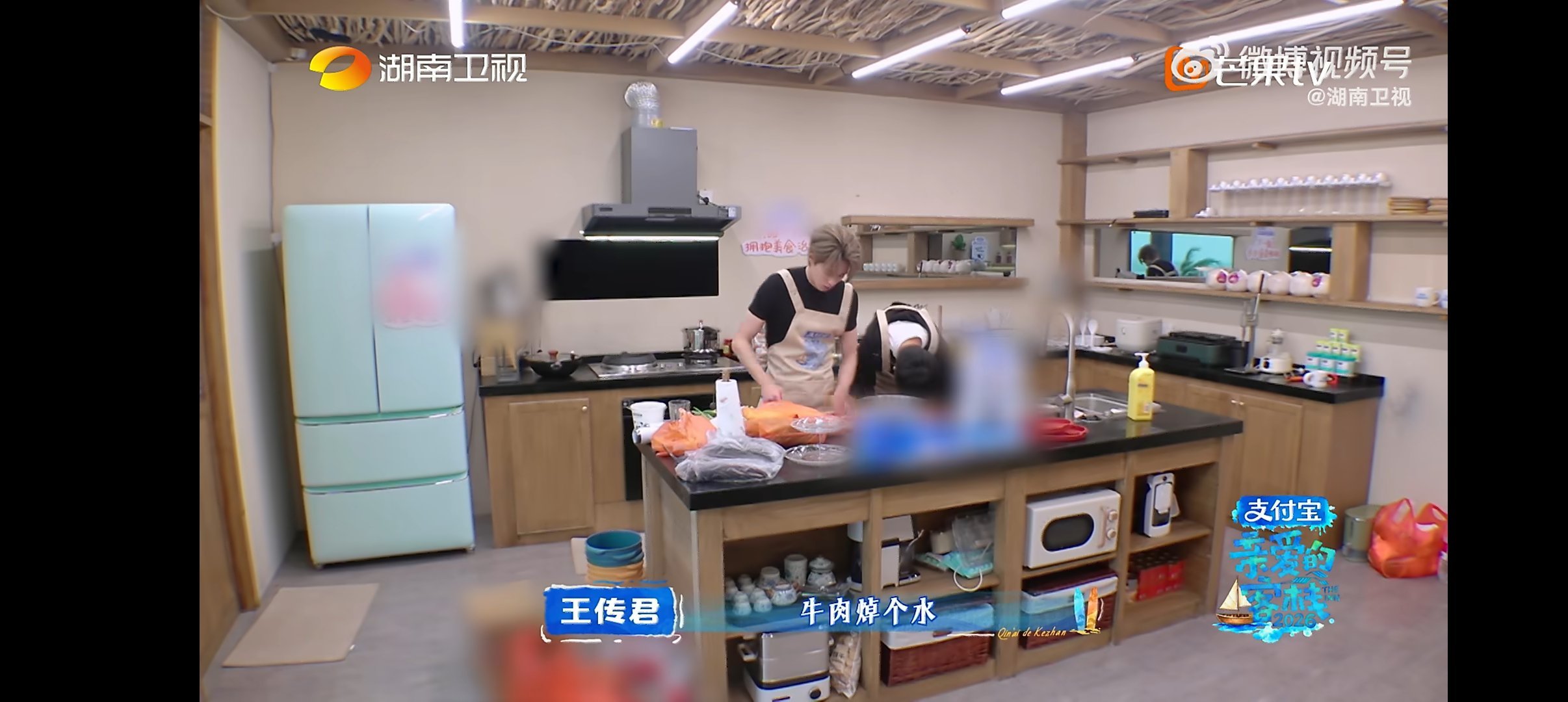 王鹤棣连线王传君求菜谱 王鹤棣执行力max，发现买的牛肉不适合做水煮牛肉，就立马