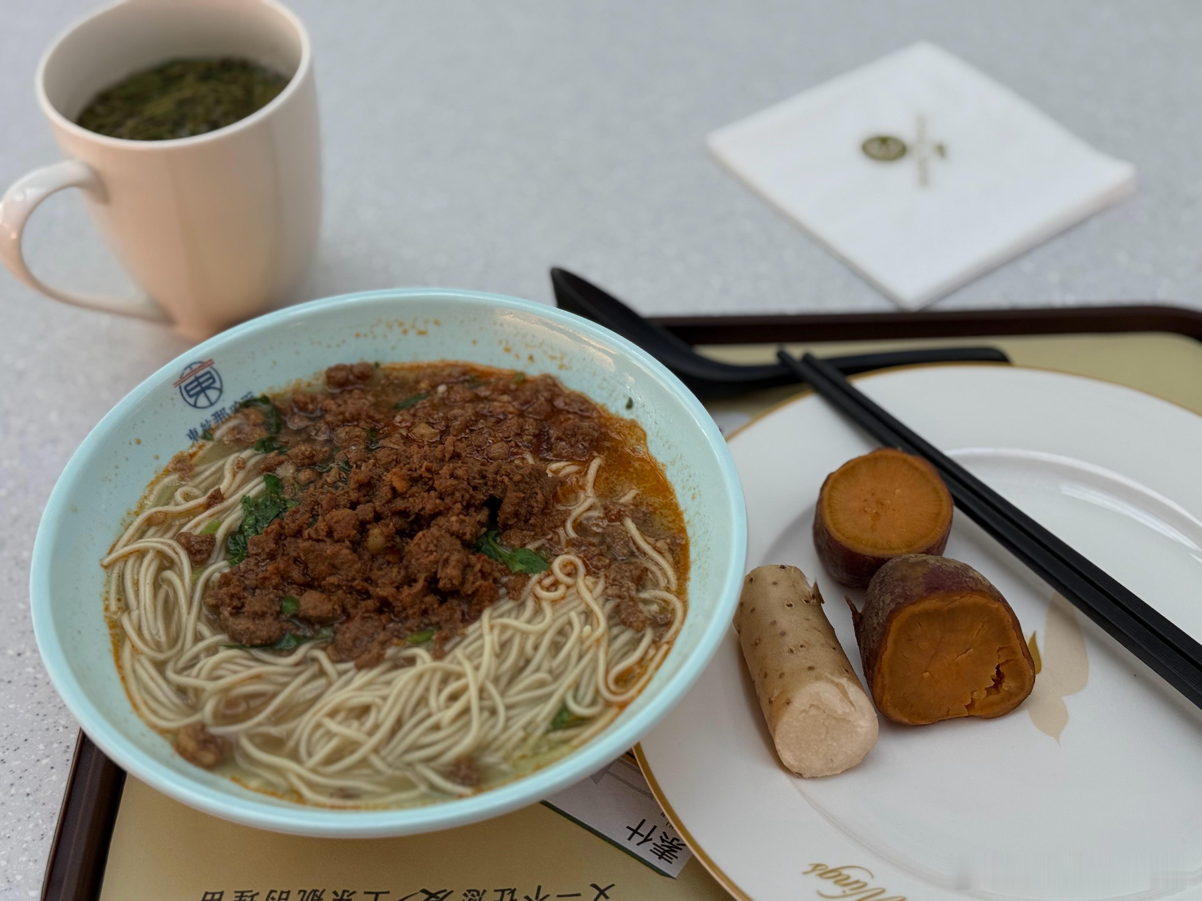 各位早安来一碗热乎乎的东航那碗面 我的日常plog 上海·东航贵宾休息室V28