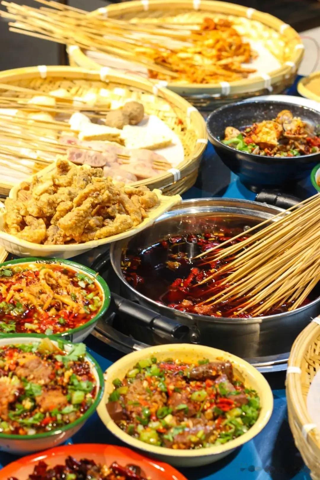我认为轮流请客

轮流坐庄请客是我家乡的风俗习惯。除了大节日——春节、端午节、中