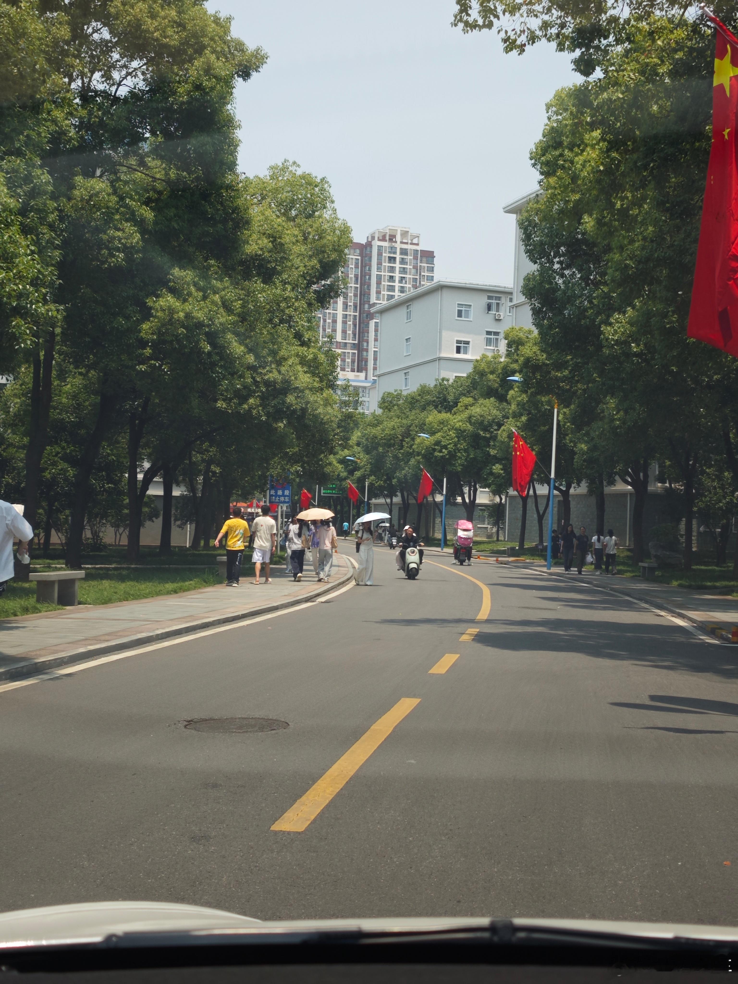 又来大学里收车 就正好在家对面的学校 车主是老乡跟铁粉 每次都喜欢来大学里收车 